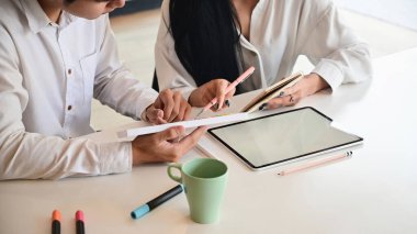 Yaratıcı ekibin görüntüsü çalışma masasında toplanıyor / planlanıyor.