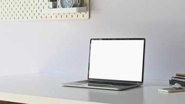 Boş ekran görüntüsü olan çalışma tablosundaki laptop bilgisayarı.
