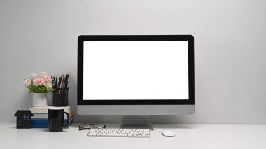 Modern bilgisayar ve ofis malzemeleriyle basit çalışma alanının ön görüntüsü. Metin veya reklam içeriğiniz için boş ekran