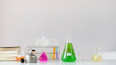 Bilim Eğitimi konsepti, Fen ekipmanı nesnesi ve kitap beyaz masanın üzerinde.