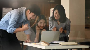 Bunlar hakkında konuşan / tartışan / beyin fırtınası yapan / görüşen / planlayan genç iş geliştirme ekibinin fotoğrafı modern ofis / toplantı odasıyla toplantı masasında son buluyor.