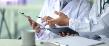 Kesilmiş tıbbi ekip ameliyat için hastanın teşhisini tartışıyor..