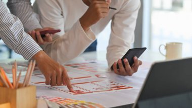 Çalışma masasında planlama / beyin fırtınası yaparken Ux Ui yaratıcı ekibinin görüntüsü..