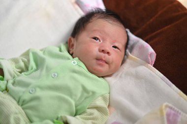 Bebek bebek bezi yatağında yatarken / dinlenirken en güzel görüntü. Yeni doğan bebek anne beslenme konseptini bitirdikten sonra uyudu..