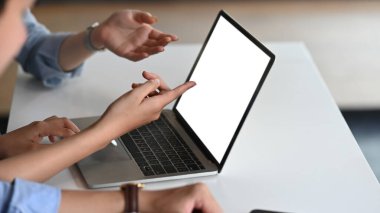 İş adamlarının modern toplantı masasında dizüstü bilgisayarı göstererek iş hakkında konuştuğu / konuştuğu görüntüler. Reklam konsepti için beyaz beyaz ekranlı bilgisayar laptopu.