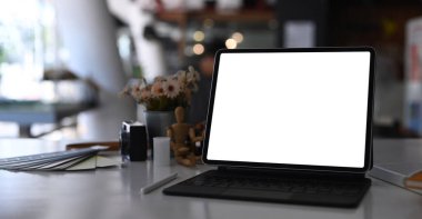 Modern ofiste tablet bilgisayar, kamera ve renk örnekleriyle grafiksel tasarımcı veya fotoğrafçı çalışma istasyonu.