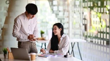 Yaratıcı ekibin portresi ofiste toplanıyor / bilgi paylaşıyor.