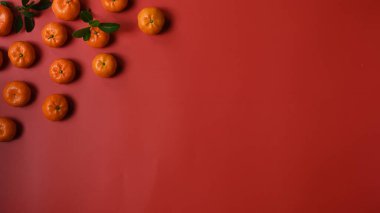 Kırmızı masada taze turuncunun üst görüntüsü ve kopyalama alanı. Çin Yeni Yılı.