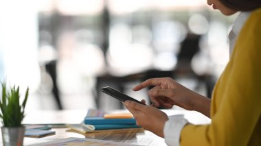 Kesilmiş kadın akıllı telefonunu kullanıyor..