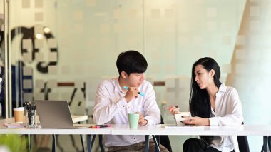 Yaratıcı ekibin portresi ofiste toplanıyor / planlanıyor.