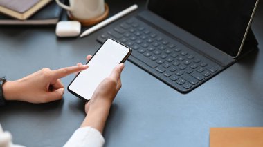 Kesilmiş çekim Wiman siyah masa üzerinde akıllı telefon kullanarak.