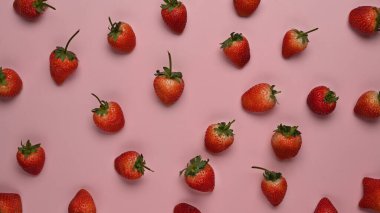 Pembe arka planda taze çilek manzarası.
