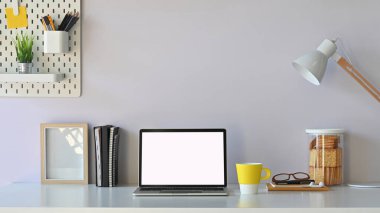 Çalışma alanı boş ekran bilgisayar ve ofis ekipmanları masada. Modern çalışma masası konsepti.