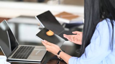 Modern çalışma masasında iş geliştirme ekibi işlerini tartışıyor..