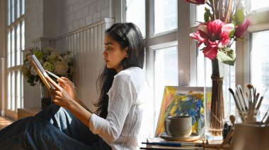 Kadın Sanatçı Sanat Stüdyosunda Soyut Akrilik Resim Üzerinde Çalışıyor.