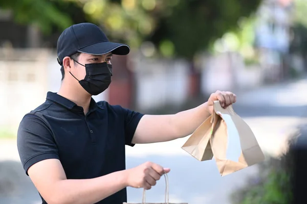 Leverancier Beschermend Masker Levert Voedsel Aan Klant Bij Deur — Stockfoto