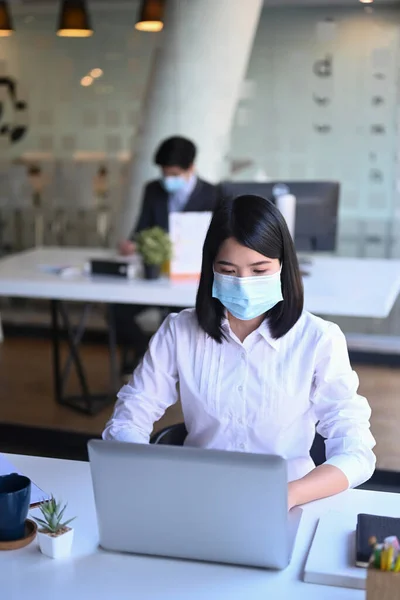 Zakelijke Vrouw Dragen Beschermende Masker Werken Laptop Computer Haar Collega — Stockfoto