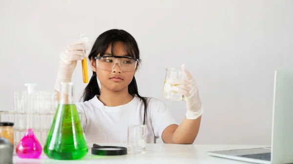 Photo Young Adorable Girl Safety Glasses Gloves Holding Flasks Chemistry — Stock Photo, Image