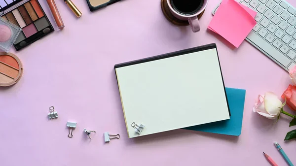 Image Vue Dessus Bureau Féminin Compris Tasse Café Clavier Moderne — Photo