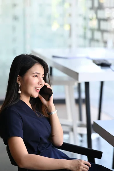 Mulher Negócios Bonita Olhando Pela Janela Falando Telefone Celular Escritório — Fotografia de Stock