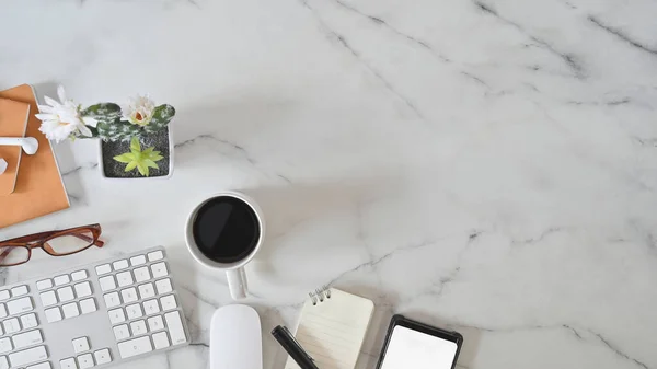 Kontorsbord Marmor Med Datortangentbord Anteckningsblock Penna Och Kaffekopp Ovanför Skjutbordet — Stockfoto