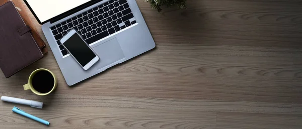 Bovenaanzicht Van Succesvolle Zakenman Tafel Met Open Laptop Computer Smartphone — Stockfoto