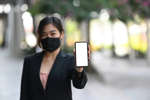 Aziatisch Zakenvrouw Beschermende Masker Houden Tonen Mobiele Telefoon Met Leeg — Stockfoto
