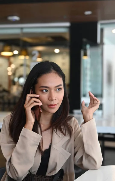 Πορτρέτο Της Χαρούμενης Επιχειρηματία Μιλάμε Στο Κινητό Τηλέφωνο Ενώ Κάθεται — Φωτογραφία Αρχείου