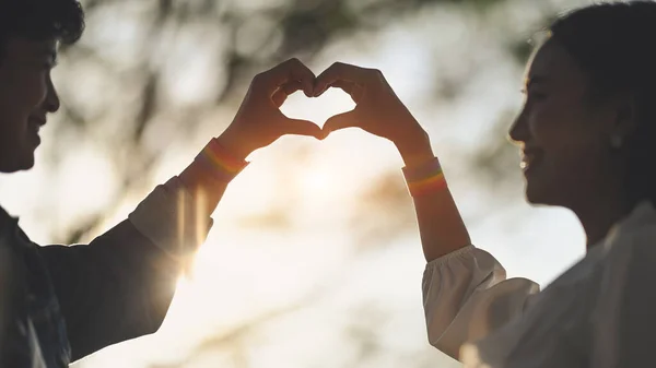 Retrato Parejas Lgbt Jóvenes Mientras Hacen Signo Del Corazón Con —  Fotos de Stock