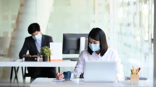 Businesspeople Wearing Protective Mask Working Modern Office — Stock Photo, Image