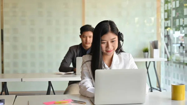 Hermosa Mujer Operador Con Auriculares Mientras Trabaja Centro Llamadas Sobre — Foto de Stock