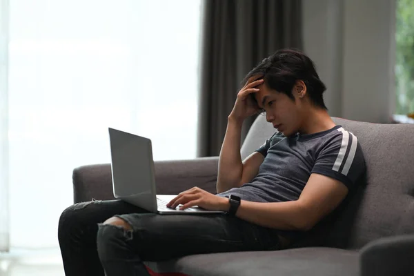 Ung Asiatisk Man Sitter Soffan Med Laptop Och Känner Sig — Stockfoto