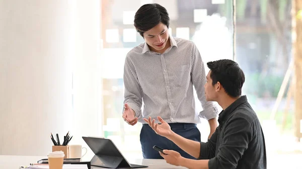 Gerente Desenvolvimento Negócios Discutindo Com Seu Empregado Inteligente Camisa Algodão — Fotografia de Stock