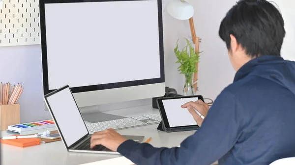 Rückansicht Eines Jungen Kreativen Mannes Mit Weißem Leeren Bildschirm Laptop — Stockfoto
