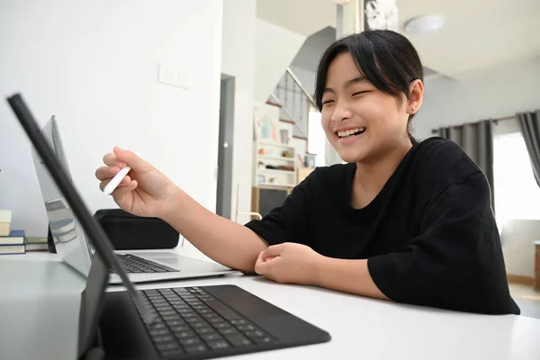 Evde Dijital Tabletle Online Ders Çalışan Gülümseyen Kız Çevrimiçi Eğitim — Stok fotoğraf