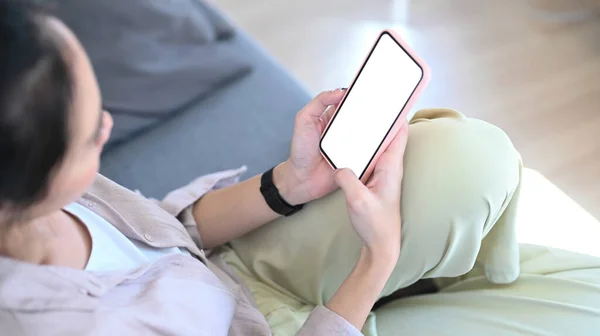 Junge Frau Entspannt Auf Bequemem Sofa Und Hält Handy Mit — Stockfoto