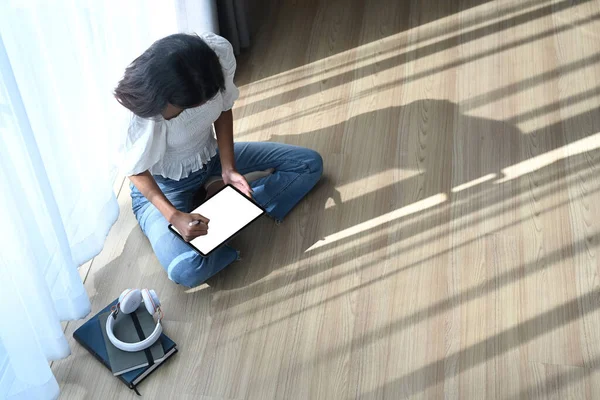 Sobre Cabeça Tiro Mulher Jovem Sentado Chão Sala Estar Usando — Fotografia de Stock