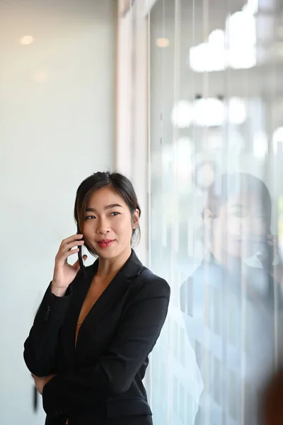 Retrato Empresária Confiante Escritório Moderno Falando Telefone Móvel — Fotografia de Stock