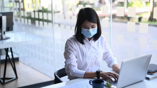Aziatisch Kantoor Werknemer Vrouw Dragen Beschermende Gezicht Masker Werk Met — Stockfoto