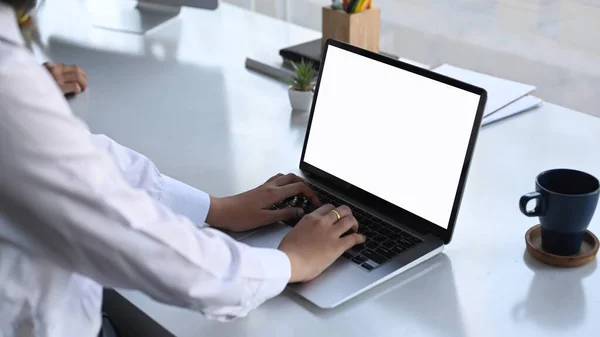 Close View Επιχειρηματίας Χέρια Πληκτρολογώντας Στο Πληκτρολόγιο Του Υπολογιστή Laptop — Φωτογραφία Αρχείου