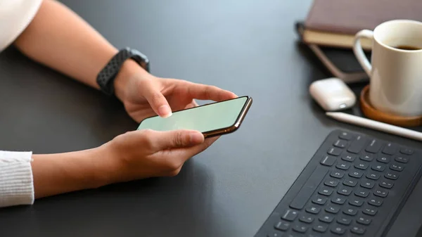 Closeup Female Holding Her Smartphone Empty Screen — Stock Photo, Image