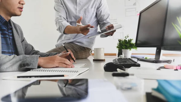 Närbild Ung Affärsman Vit Randig Kostym Som Håller Vit Blank — Stockfoto