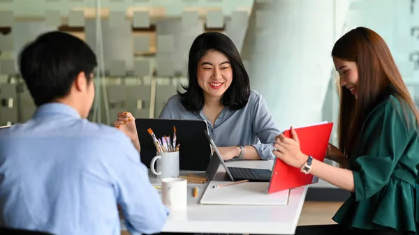 Equipo Diseño Creativo Joven Discutiendo Lluvia Ideas Mientras Sienta Moderno — Foto de Stock