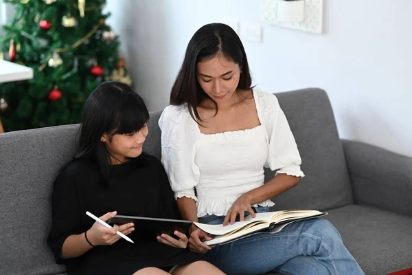Anne Kızının Dijital Tablet Ödevine Evde Yardım Ediyor Çevrimiçi Eğitim — Stok fotoğraf