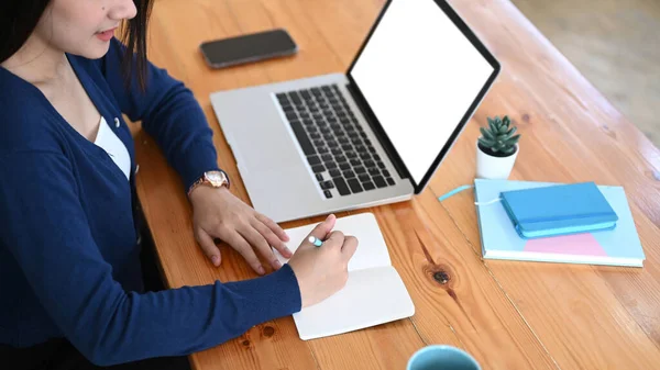 Empresaria Que Usa Computadora Portátil Toma Nota Durante Seminario Sala — Foto de Stock