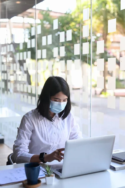 Jonge Vrouw Kantoormedewerker Beschermende Masker Werken Controleren Van Informatie Van — Stockfoto