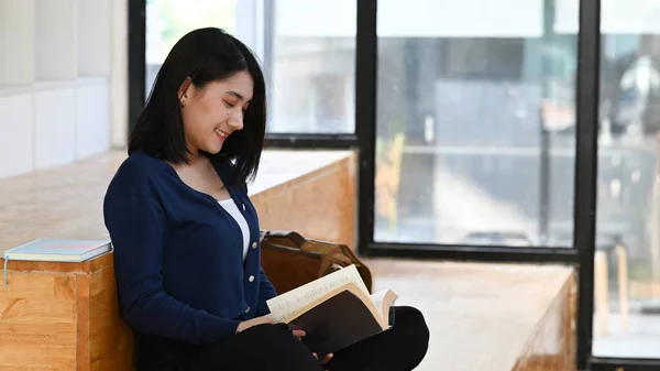 Vrouwelijke Student Die Een Boek Leest Terwijl Hij Bibliotheek Zit — Stockfoto