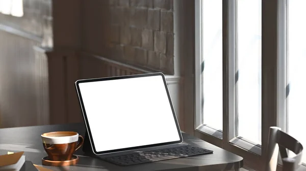 Tablet Υπολογιστή Λευκή Κενή Οθόνη Βάζοντας Μαζί Φλιτζάνι Καφέ Και — Φωτογραφία Αρχείου