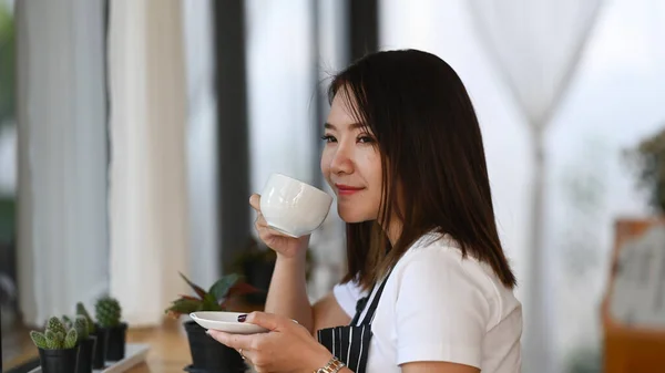 Vista Lateral Mulher Barista Asiática Segurando Uma Xícara Café Cheirando — Fotografia de Stock