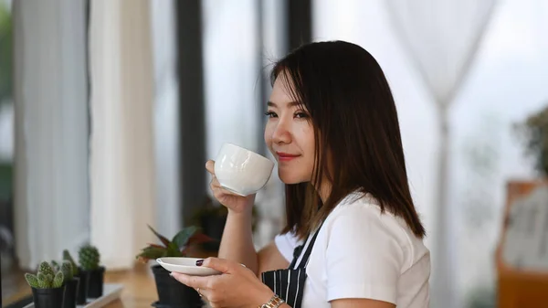 Vista Laterale Della Donna Barista Asiatica Che Tiene Una Tazza — Foto Stock